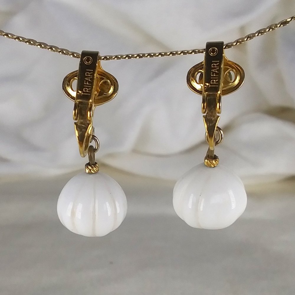 Crown Trifari Vintage Earrings White Lucite Dangle Bead Gold Tone Clip